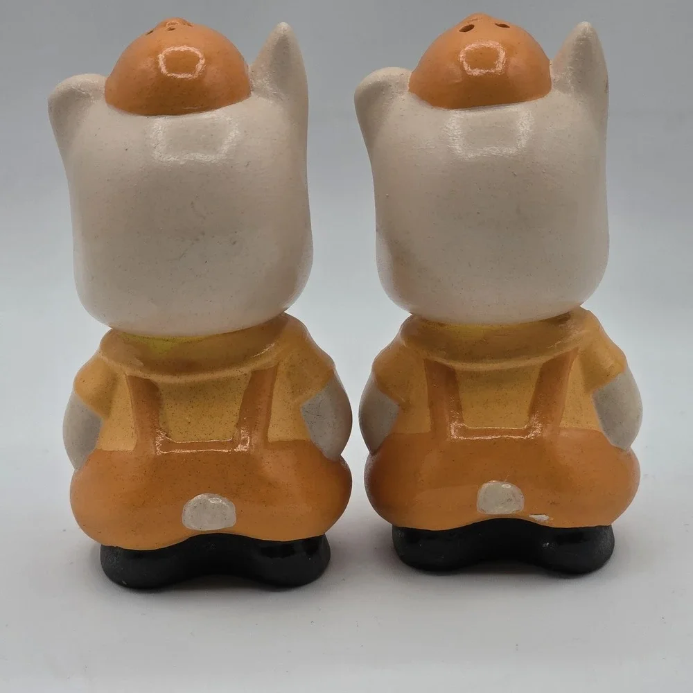 Ceramic Pig Salt & Pepper Shakers Set of 2 Orange Overalls Farmhouse Decor Pair‎